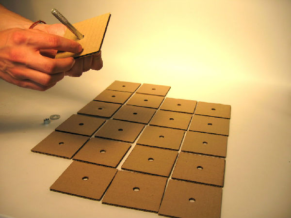 用螺丝杆串起来