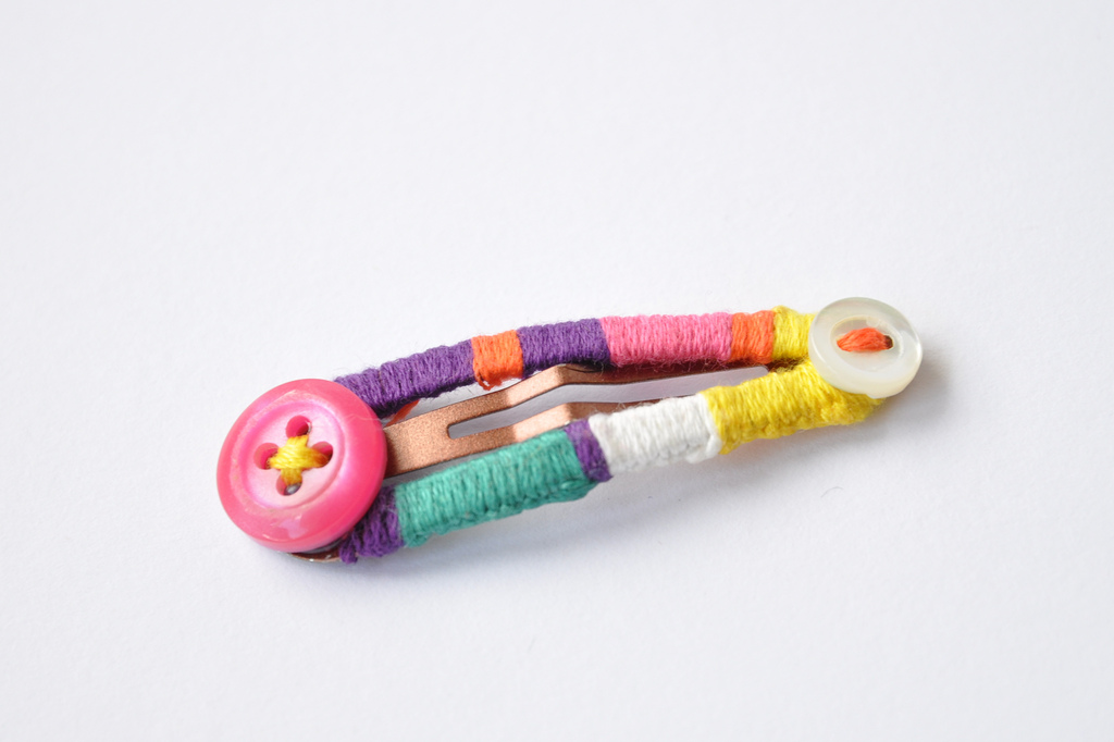 如何做发卡—用毛线和纽扣DIY的小清新发卡