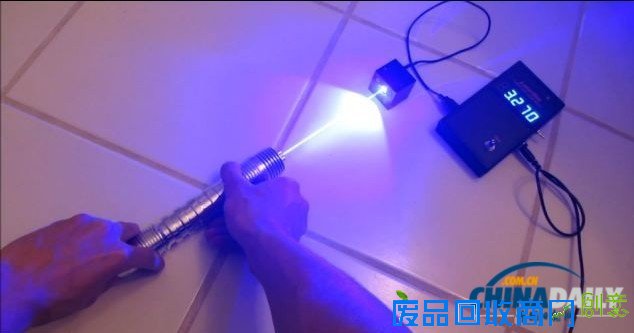 《星球大战》粉丝自制神奇“激光剑” 可切割日常用品