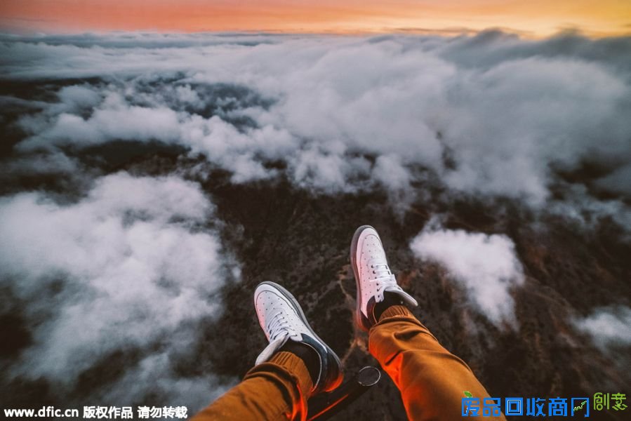 2015年11月27日报道（具体拍摄时间不详），加州20岁的摄影师兼探险家丹尼尔-马利克（Daniel Malikyar）年纪轻轻，摄影技术可就到了一个令人俯身膜拜的新“高度”。他为了拍摄到最完美的洛杉矶美景，不惜爬到城市个个令人颤抖的高处，更甚者搭乘一辆直升机从云端俯拍。经他“玩命”拍出来的洛杉矶美景简直让人叹为观止。来源：东方IC