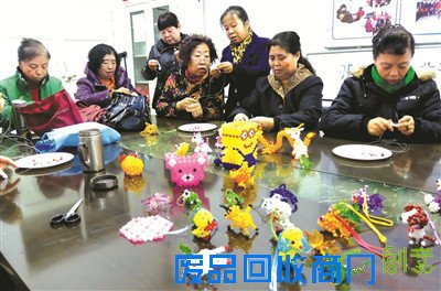 阳泉南山北路社区妇联组织社区妇女开展串珠手工创业培训活动