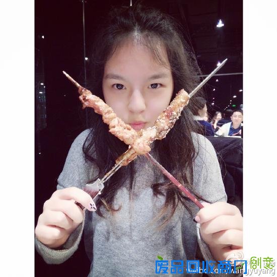 李咏女儿和闺蜜吃烤串 法图麦托腮卖萌可爱(图)
