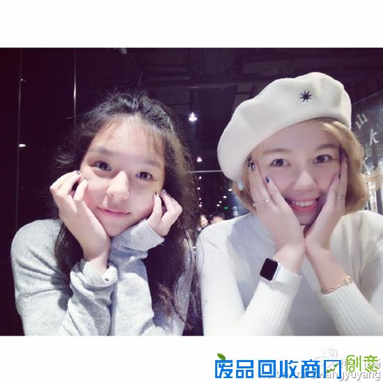 李咏女儿和闺蜜吃烤串 法图麦托腮卖萌可爱(图)