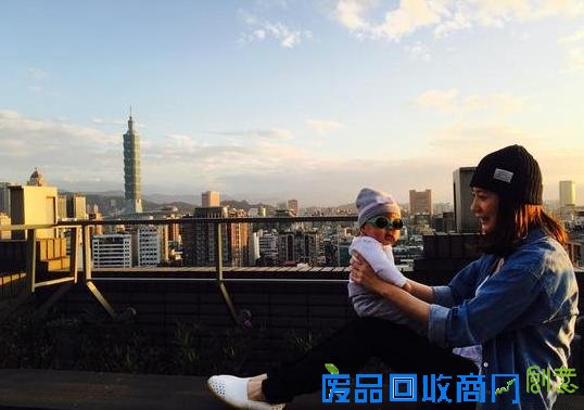 贾静雯抱小女儿享日光 咘咘肉脸嘟嘟显可爱(图)