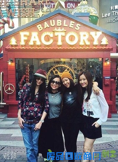 张柏芝与好友逛街喝茶嘟嘴自拍娇俏可爱（图）