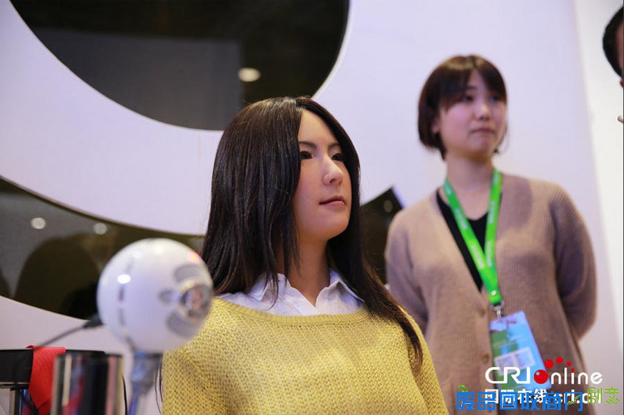 组图:美女机器人亮相世界机器人大会引围观