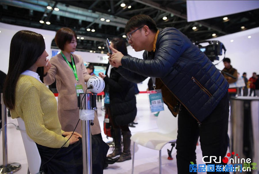 组图:美女机器人亮相世界机器人大会引围观
