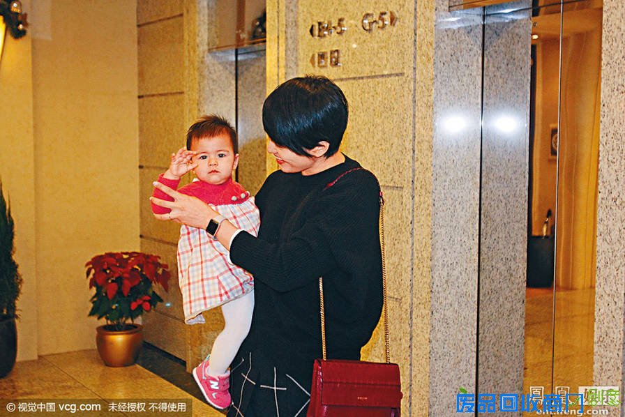 梁咏琪爱女大方露脸 大眼天然呆超可爱(组图)