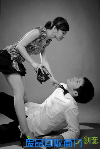 夫妻之间自然贴切;动作容易做出