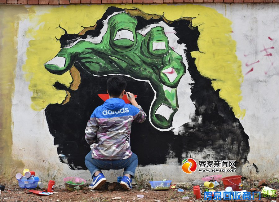 40人涂鸦百米围墙 大幅动漫富视觉冲击（多图）