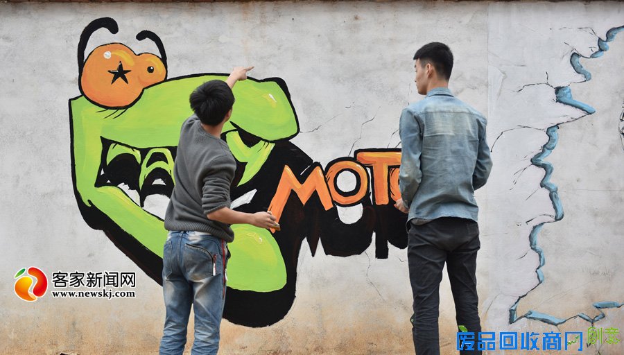 40人涂鸦百米围墙 大幅动漫富视觉冲击（多图）