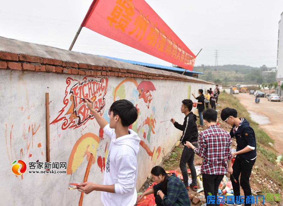 40人涂鸦百米围墙 大幅动漫富视觉冲击（多图）