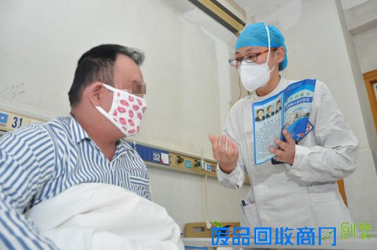 男子全身上演真人版“美图秀秀” 结核专家义诊宣教