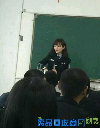 河南警察学院美女老师走红：颜值超高清纯酷似韩雪 男生疯狂拍照(组图)