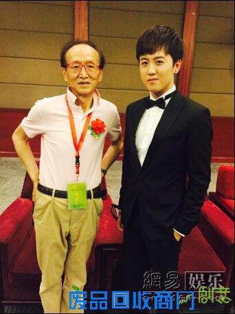 黄梓伦帅气亮相盛典。