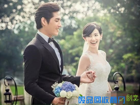 蓝正龙婚纱照曝光 笑牵周幼婷:想起13年前