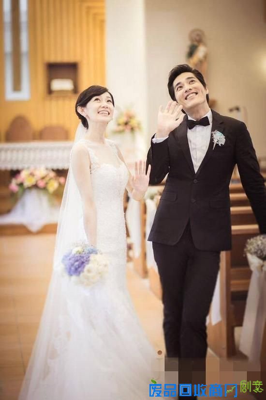 蓝正龙婚纱照曝光 笑牵周幼婷:想起13年前