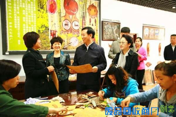 肖建春深入妇女手工制作创业基地青年网络创业联盟调研