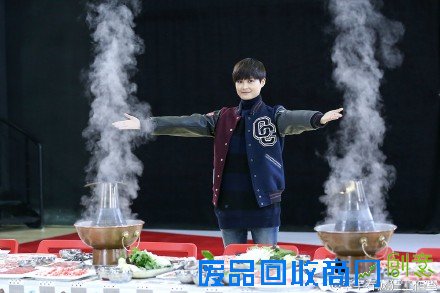李宇春吃火锅露笑容 双手托腮模样可爱(图)