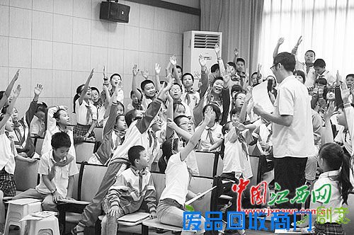 学生踊跃参与知识问答