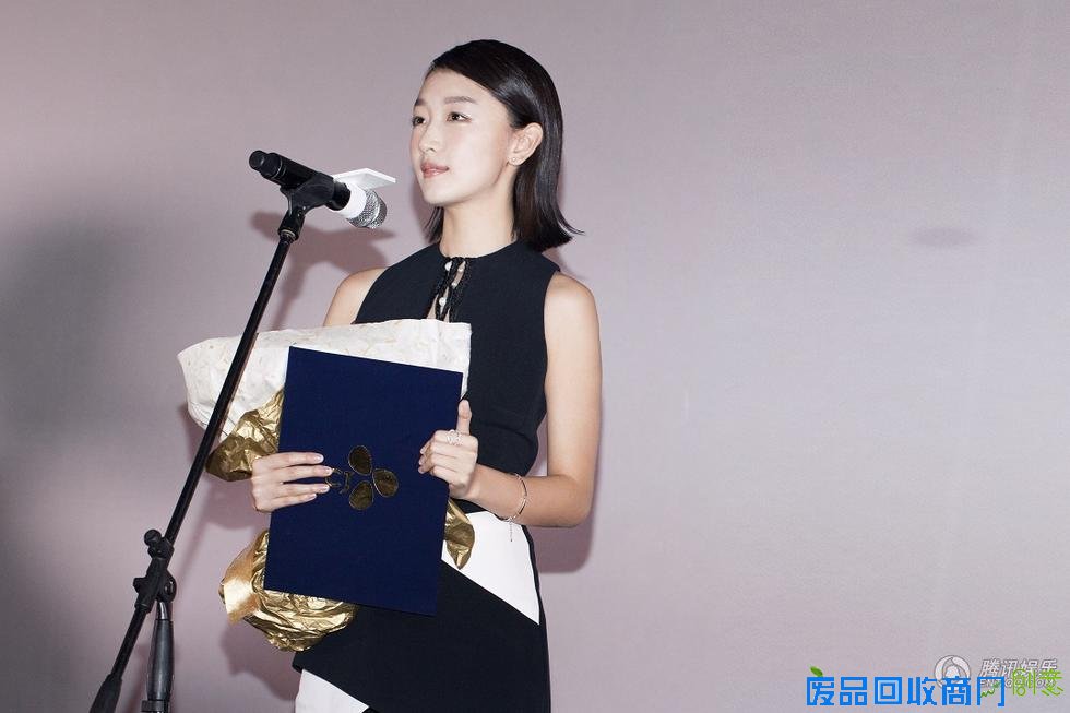 周冬雨任电影节形象大使 表情可爱（组图）