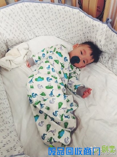 范玮琪爱子懒懒躺床上 网友：可爱到飞起来(图)