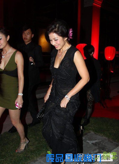 美图秀秀在线抠图/透视装秀在线大图/美女真空透视装尺度太大