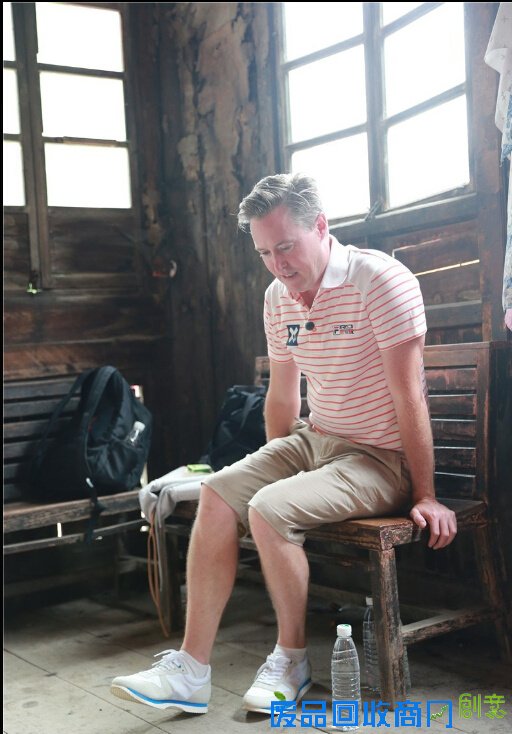 夏克立腰伤难忍紧急撤离 夏天小公主伤心哭别老爸 图