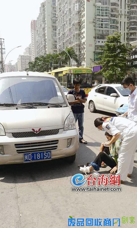 面包车碾轧阿婆脚面或致截肢　孙女心痛大哭(图)