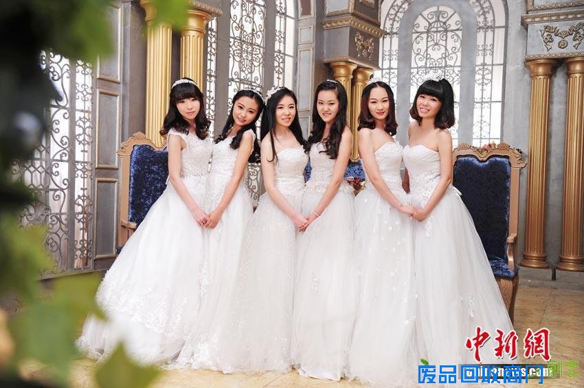 女大学生拍唯美＂毕业婚纱照＂告别少女时代