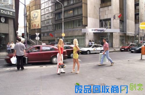 性感美女街头游玩太兴奋 突然当众脱光拍照看呆路人