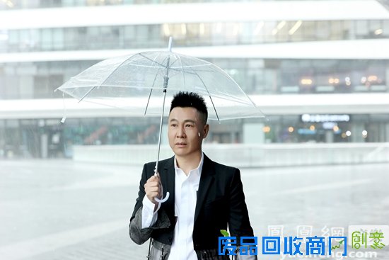 肖亮《带走忧伤的寂寞》MV首发 新作娓娓道来痴情恋