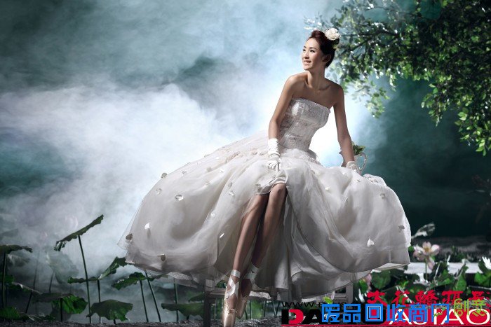 影楼舍不得淘汰旧的服装婚纱照,将它们会在其他服装里面充数