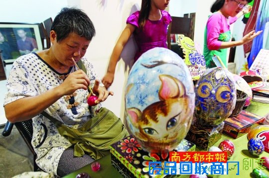 昨日上午，首届罗湖区非物质文化遗产周开幕，风筝制作、剪纸技艺等民间艺术引游人纷纷驻足。南都记者 徐文阁 摄