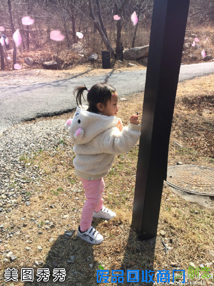 李小璐晒女儿跟妈妈婆婆合照 甜馨露淑女笑