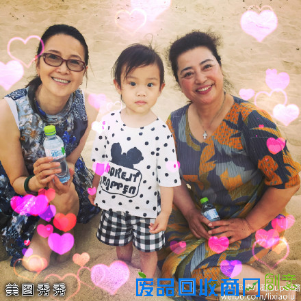 李小璐晒女儿跟妈妈婆婆合照 甜馨露淑女笑