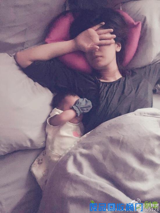 贾静雯和小女儿神同步可爱