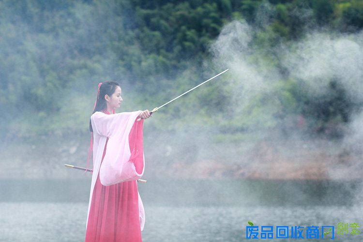 第二届湖北通城黄袍山古装美女摄影节 引金秋旅游热潮