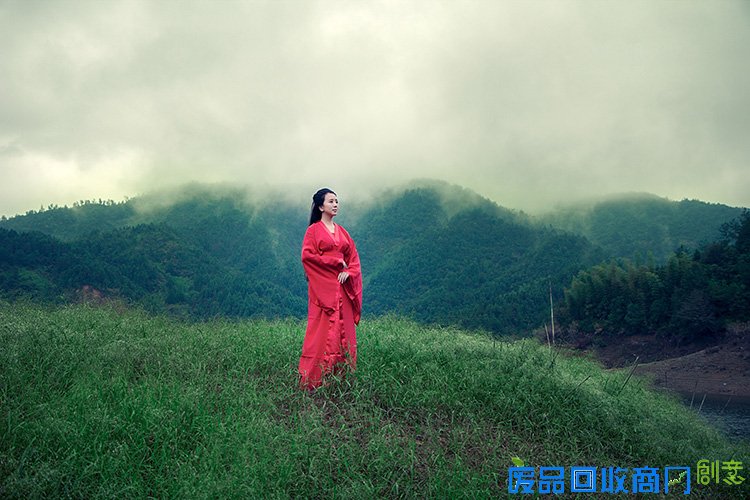 第二届湖北通城黄袍山古装美女摄影节 引金秋旅游热潮