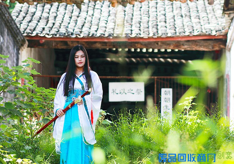 第二届湖北通城黄袍山古装美女摄影节 引金秋旅游热潮