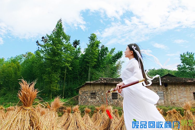 第二届湖北通城黄袍山古装美女摄影节 引金秋旅游热潮