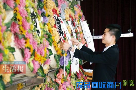 在南宁市殡仪馆的告别厅里，黄新敏的身影又出现了。为了让追悼会有一个圆满的开始和一个圆满的结束，他再次用手整理了一下花圈上的挽联。用黄新敏的话来说，他的工作就是力求圆满，事无巨细都需要做到最好，这是对逝者的尊敬对家属的尊重。(