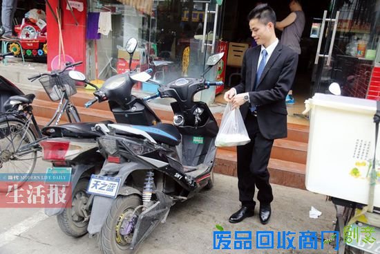 中午12时许，上午的工作告一段落，黄新敏可以暂时松一口气了，骑着电动车，到单位附近买一份快餐就是他的午饭了。(