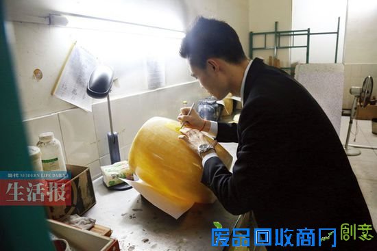 为逝者雕刻骨灰盒（罐）也是黄新敏工作的一部分，那双手仔细的在骨灰盒（罐）上描画着，每一笔都不敢大意。在黄新敏心中，这是逝者最后的家，所以一切的一切都要做到最好。(