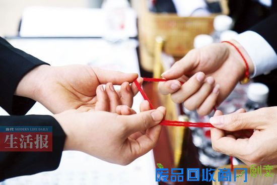 这似乎是一双无所不在的手，追悼会后，这双手给亲友们递来红绳。而面对有些泣不成声的亲友，一声“节哀”也能让他们稍感安慰。(