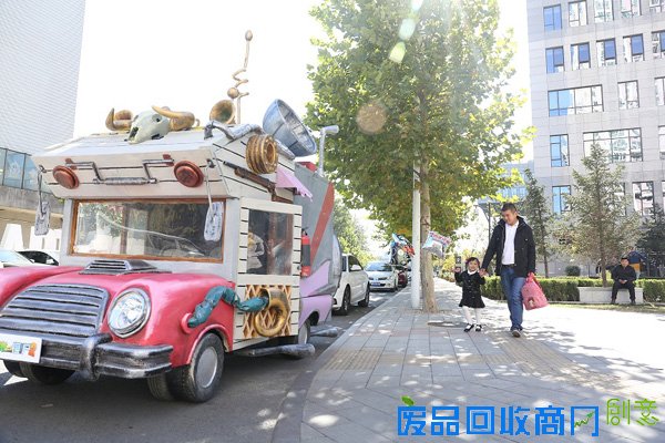 00后萌娃车模走红 外国友人称赞可爱（组图）