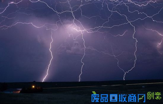 美摄影师捕捉风暴中绝美闪电照片