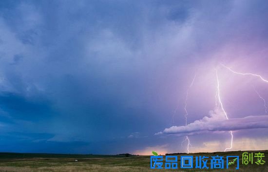 美摄影师捕捉风暴中绝美闪电照片