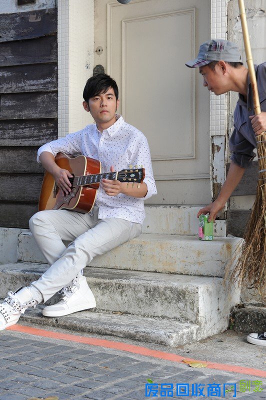 一幕女生去拥抱男生的戏