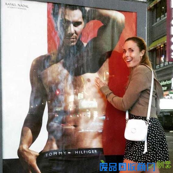 科内特和纳达尔半裸海报合影